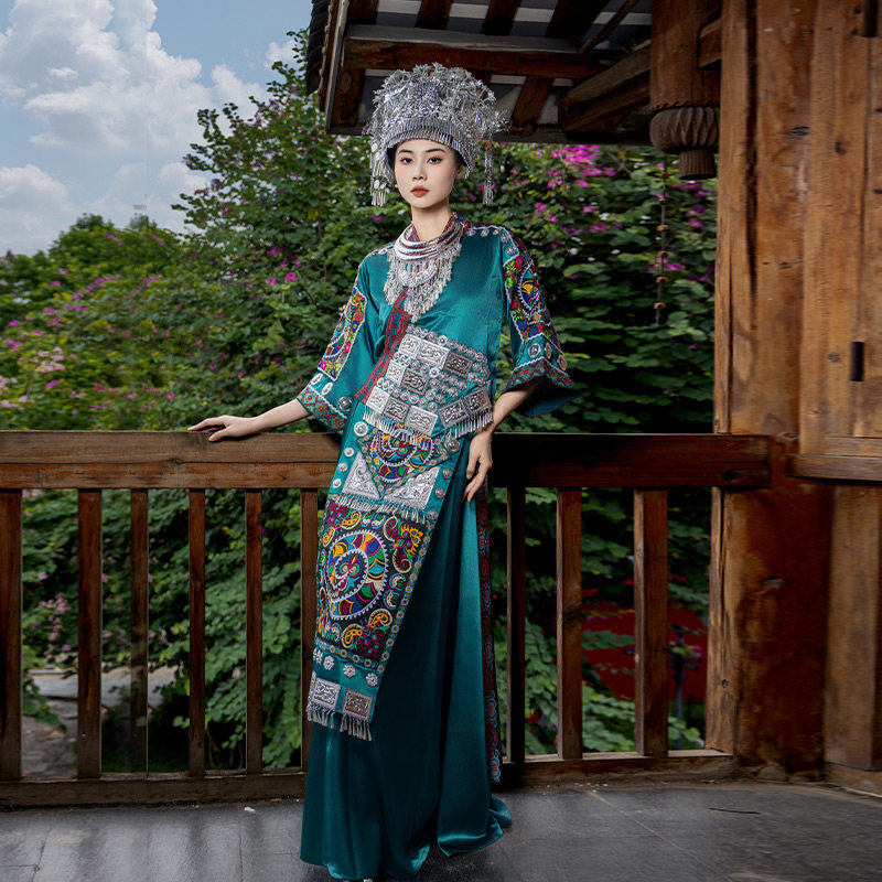 新款苗族少女服饰云南贵州旅拍成人女苗寨摄影写真长裙少数民族服